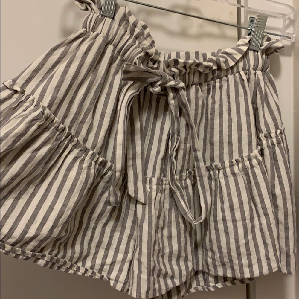 Super cute gray and white skirt